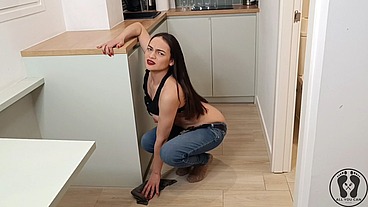 ANA SPEARS IN JEANS BUTTCRACK CLEANING THE KITCHEN