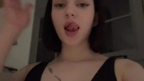 Hurry up to catch a naked photo