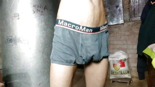 Amatori indezi cu puli groase și necircumcise se masturbează și se fute cu funduri strâmte gay