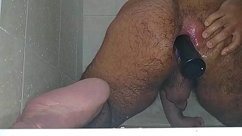 Arrombando meu cu com frasco de shampoo