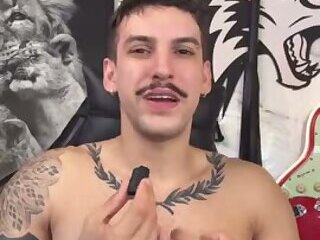 Hot dude and his musky armpits