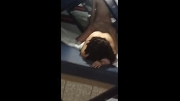 Fodendo a novinha rabuda da buceta rosinha de 4 na frente do espelho