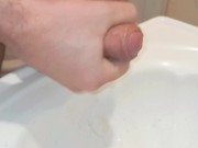 Me encanta tocarme en toda la casa con mi gran polla sabrosa
