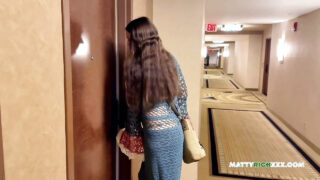 امرأة ناضجة ذات مؤخرة كبيرة ترتدي جوارب تستمتع بالجنس الشرجي العنيف وتنتهي بقذف داخلي غزير