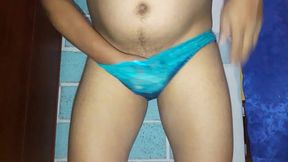 hombre con calzon satin verde de mujer masturbandose