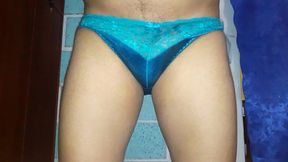 hombre con calzon satin verde de mujer masturbandose