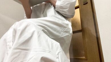 リモート会議中におしっこを我慢していたらエッチな気分になり、、、最後にはおもらししてしまう