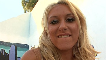 Threesome fun with tight asses