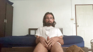 Un ragazzo magro e non tagliato si accarezza il grosso cazzo peloso e viene forte da solo