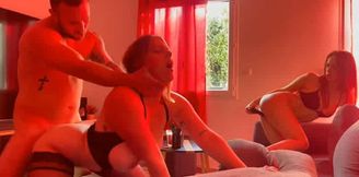 ma copine se caresse en nous mattant baiser