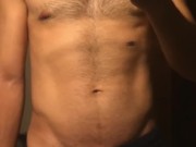 Hombre grabándose mostrando su rico bulto en short