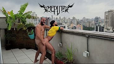 Fodendo o tocedor do brasil, o brasileirinho, na chuva e leitando