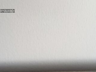 Sorpresa cuando llego a casa...los vecinos están follando muy alto! Me pajeo escuchándolos!