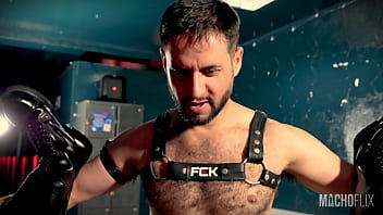 Puto peludo &eacute_ fodido, fistado e mijado sem poder ver, falar nem se soltar