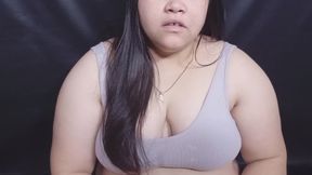Chica gorda no puede controlar su hipo