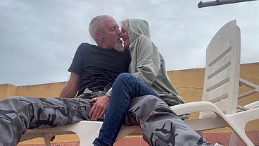 ACCIDENTAL BLOWJOB - How well the neighbour sucks, I cum in her mouth, hidden on the community terrace
