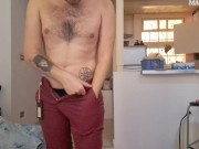 Twink in sospensorio prova i jeans valutando il grasso mentre si tocca il cazzo