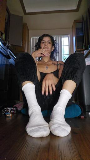 I want to watch that morning wood throbbing for my size 11s 
[JOI w sock removal]