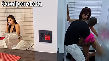 essa subrinha nao tem jeito mesmo sempre dando emcima do seu tiu escondido, mas dessa vez foi pega em flagrante e sua tia nao a perduou mandou botar no cuzinho dela