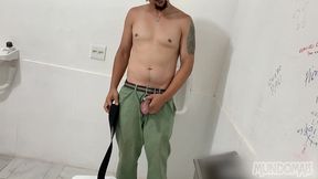 dando pro sorveteiro no banheirao