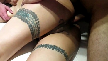 90 - mi hijastro trae al vecino con un amigo , se turnan para que chupapija y me cojan el culo toda la noche , horas de cojerme la boca y el culo sin parar