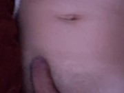 Twink se masturba en su habitación de noche y juega con una rica polla de gran tamaño