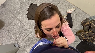 follada en baño publico, camarera se dejo follar