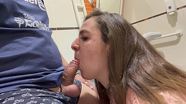 follada en baño publico, camarera se dejo follar