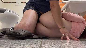 follada en baño publico, camarera se dejo follar