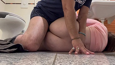 follada en baño publico, camarera se dejo follar
