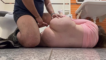 follada en baño publico, camarera se dejo follar