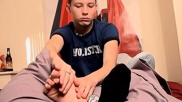 Superb looking rod rider has feet play and faps alone