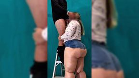 milf culona le da mamada al trabajador de la construccion. sexo casero real