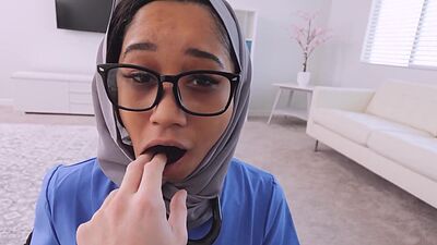 Arab teen doctor Alicia Reign helps with knee injury and sexual performance