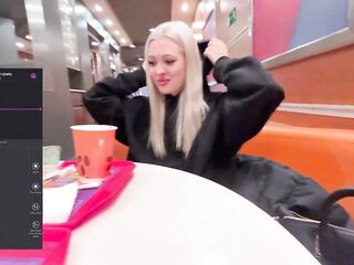 МОЙ ДРУГ УПРАВЛЯЕТ МОИМ ВИБРАТОРОМ LUSH В ОБЩЕСТВЕННОМ МЕСТЕ