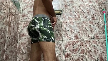 Tirei a cueca e mostrei minha rola toda rapada no banho