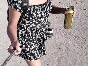 piernas sexys de ladyboy y minivestido con sandalias en publico caliente