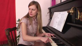 Hold milf rides a monster cock after sucking it deepthroat