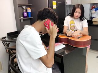Ayudo a mi pequeña hermanastra con sus clases de música y termino follandola duro hasta venirme.