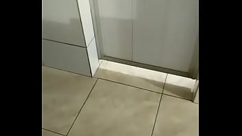 Gente, os machos caminhoneiro tomando banho e eu doido pra bater na porta. Socorro, como &eacute_  que faz? Kkkk