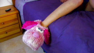 De brunette Lou Charmelle met grote borsten en billen geeft een diepe keelbeurt en wordt daarna hard in haar kont geneukt.