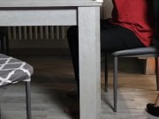 Mi annoio e decido di fargli un pompino bavoso da sotto il tavolo