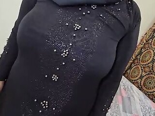 Man from U.S convinced a Muslim woman to show hairy armpit in exchange for dollars