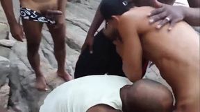 SURUBA COM V&Aacute_RIOS CARAS NA PRAIA DO ABRIC&Oacute_ RJ