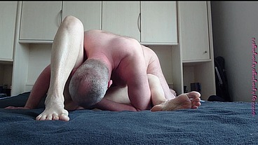Nylonjunge fickt Oma mit Fetten Dildo