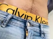 Chacal se saca la verga en el baño (parte 1)