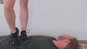 Amateur trampling in sneaker and barefoot