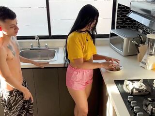 Invito a mi pequeña hermanastra a ver películas para poder follarmela y correrme en su culo.