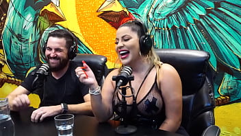 Casal liberal que foi para reality sem vestir nada! Juli Figueir&oacute_, Miss Bumbum Caminhoneira &amp_ Felipe