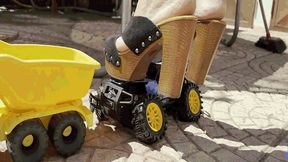 Giantess destroys cars-4 AVI